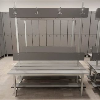 Bancos de aluminio y fenólico con perchero montados en un vestuario