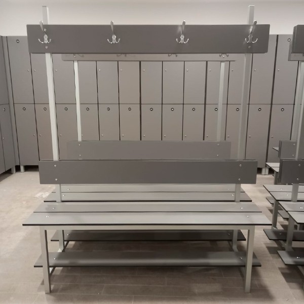 Bancos de aluminio y fenólico con perchero montados en un vestuario
